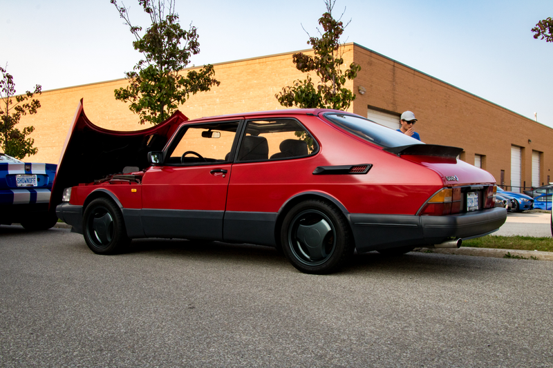 The tri-spokes definitely suit this Saab.
